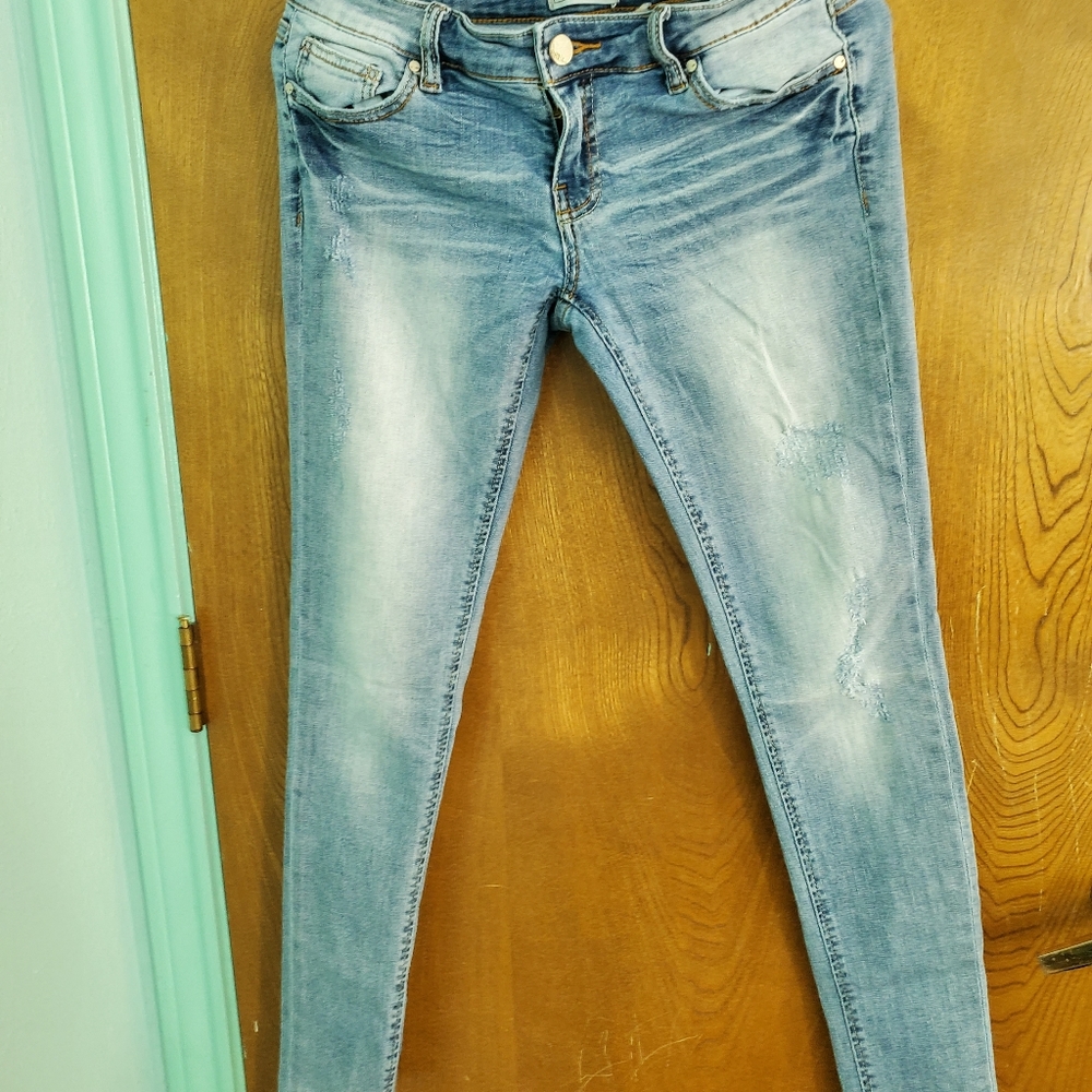 Nice pair of Buckle skinny jeans size 27R
